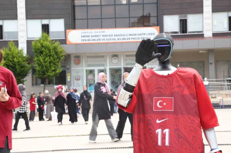 Türkiye’nin nüfusa kayıtlı robotu CANİKMAN öğrencilerle buluştu 