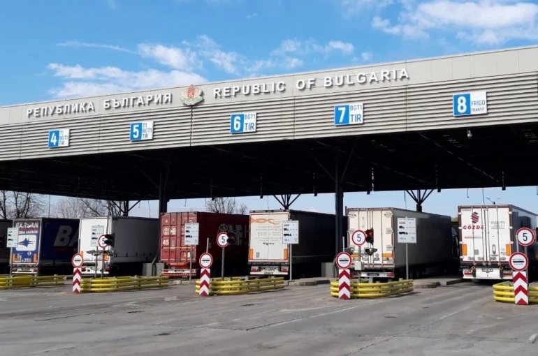 Türkiye’ye gelmek isteyen tırlardaki 85 bin euro ve 426 gram altın komşuya takıldı