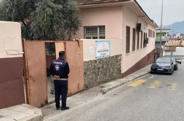 Türkiye’ye örnek olacak uygulama sürüyor: "Zabıta ekiplerinin okul nöbeti"
