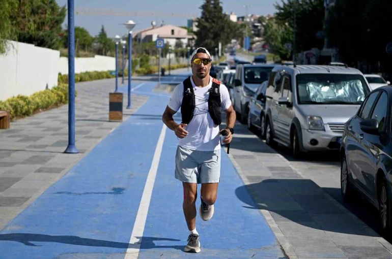 Türkiye’yi dünyaya tanıtmak için başladığı 5 bin kilometrelik ultra maratonda 6’ıncı durağı Kuşadası oldu