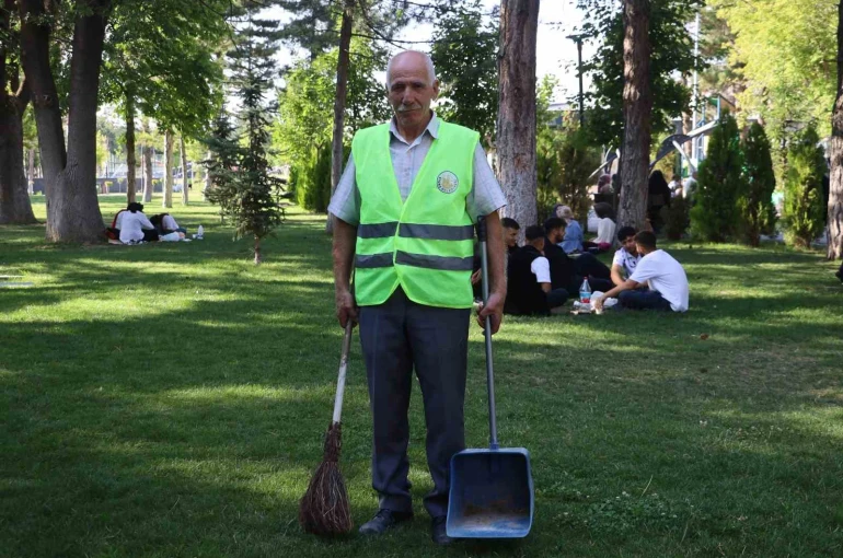 Türkü duyunca dayanamayan temizlik görevlisinin sesi dinleyenleri mest etti 