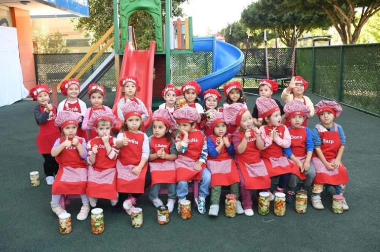 Turşular Konyaaltı’nın minik elleriyle kuruldu
