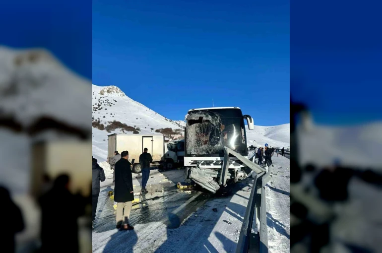 Tutak’ta trafik kazası çok sayıda yaralı var