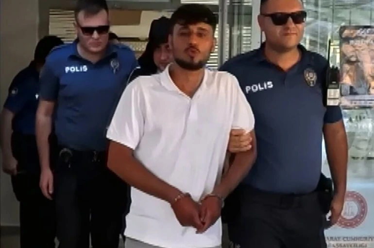 Tutuklanınca gazeteciye öpücük atıp, "Zeki Müren’e selam" dedi