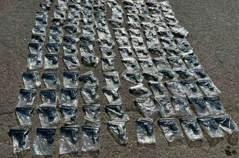 Tuzla’da durdurulan otobüsten cephanelik çıktı: 120 silah ele geçirildi