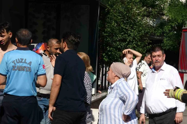 Tuzla’da korkutan çatı yangını