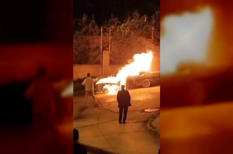Tuzla’da park halindeki otomobil alev alev yandı