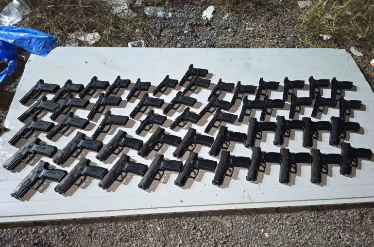 Tuzla’da toprağa gömülü kompresör tankında 20 silah ele geçirildi