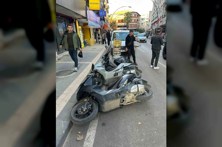 Üç motosiklet domino taşı gibi devrildi