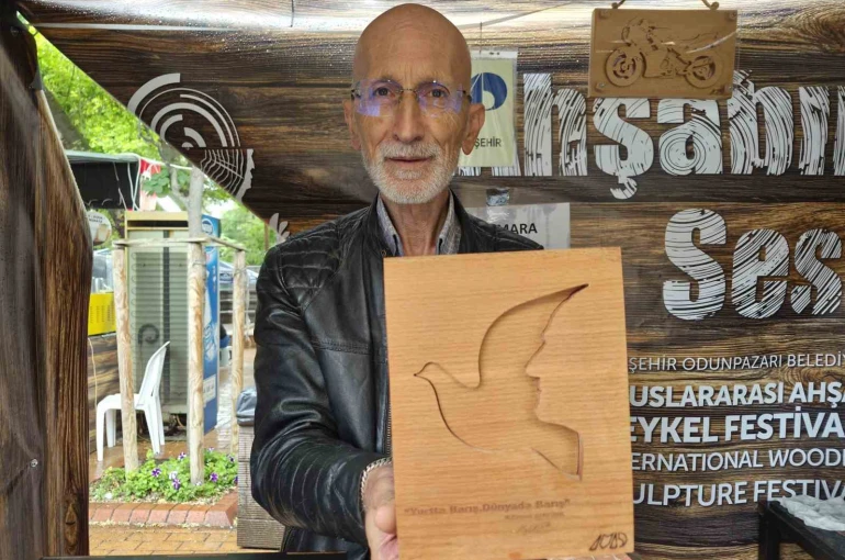 Uçakları bıraktı, ahşaba hayat verdi
