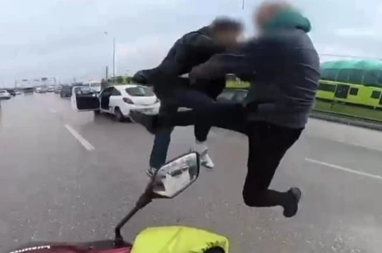 Uçan tekmelerin bedeli ağır oldu... Ehliyetlerine el konuldu, psikotekniğe sevk edildi