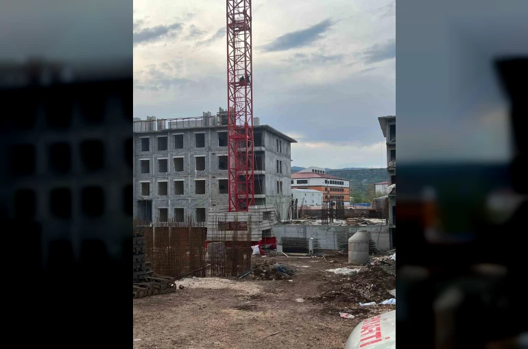 Ücretlerini alamadıklarını iddia eden işçiler kule vince çıktı