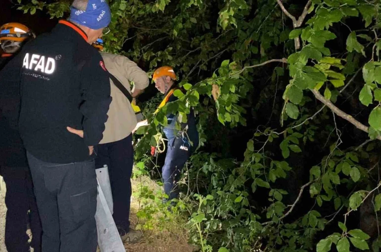 Uçurum kenarında bulunan motosiklet ekipleri harekete geçirdi