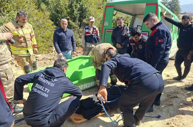 Uçuruma yuvarlanan hafriyat kamyonunun sürücüsü hayatını kaybetti