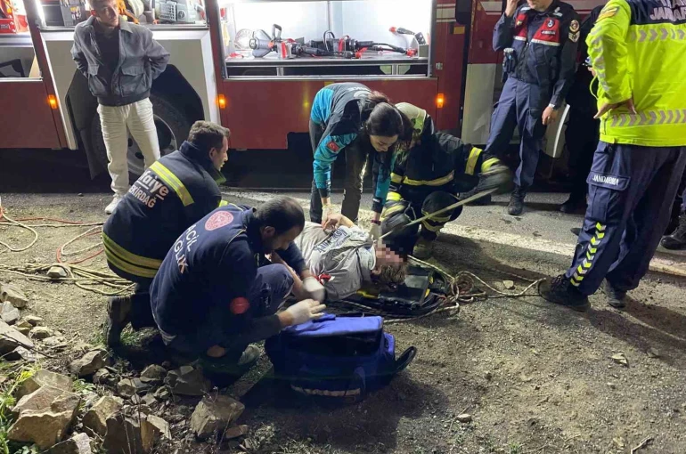 Uçurumdan deniz kıyısına yuvarlanan otomobilde 3 kişi yaralandı