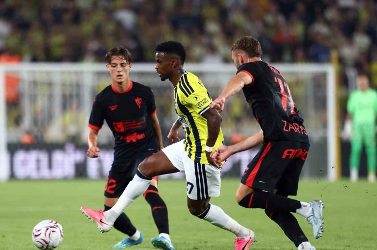 UEFA Şampiyonlar Ligi: Fenerbahçe: 1 - Gornik Zabrze: 0 (İlk yarı) 
