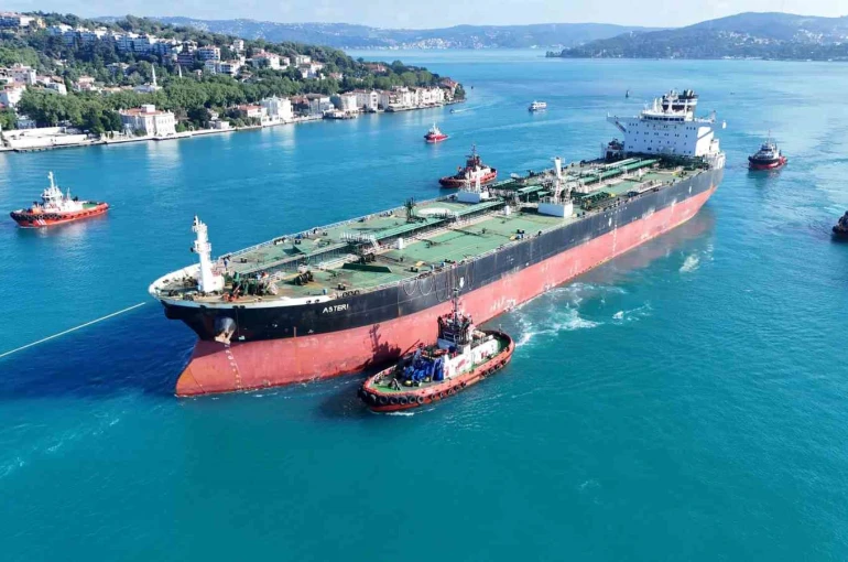 Ukrayna’nın vurduğu dev tanker İstanbul Boğazı’ndan geçirildi