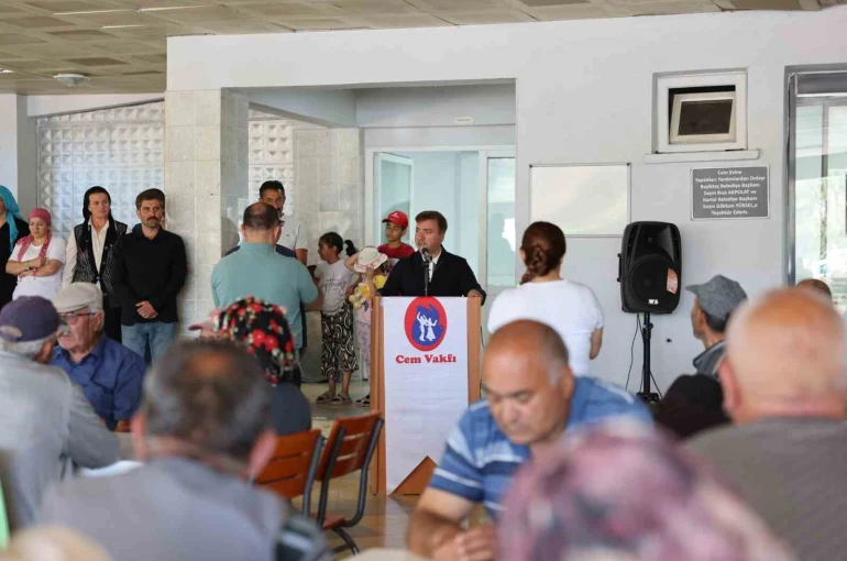 Ulalar Cemevinde aşure dağıtım programı düzenlendi