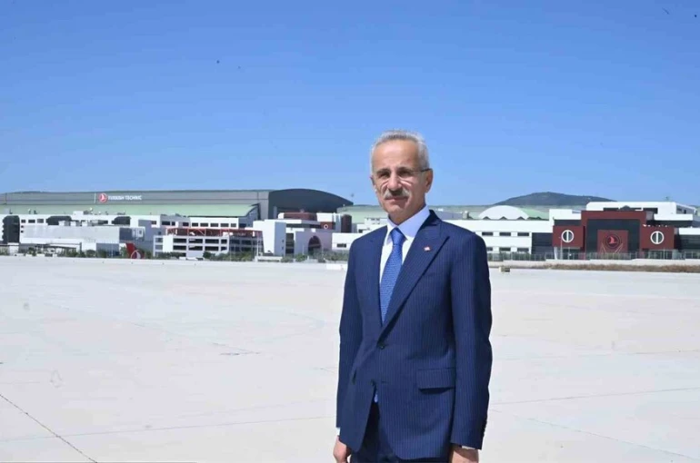 Ulaştırma ve Altyapı Bakanı Uraloğlu: "Havayolu işletmeleri her yolcuya en az 200 mililitre içme suyunu ücretsiz temin edecek"