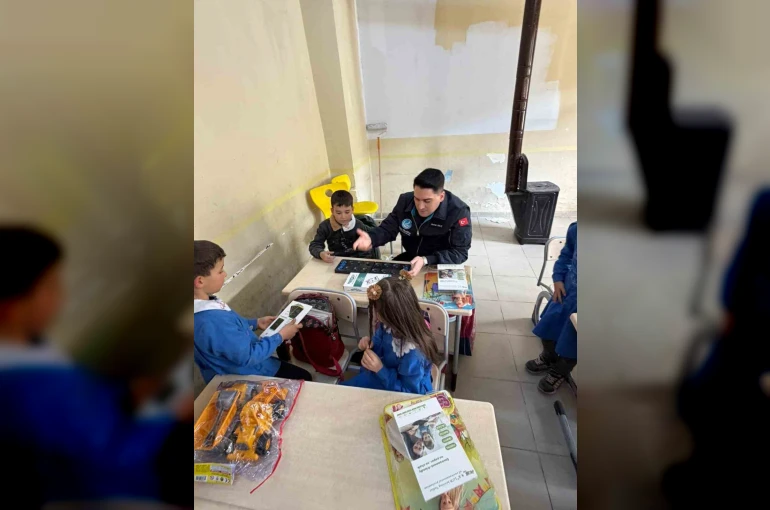 Ülkü Ocakları’ndan Bayındır Kızılkeçili İlkokulu’na eğitim desteği