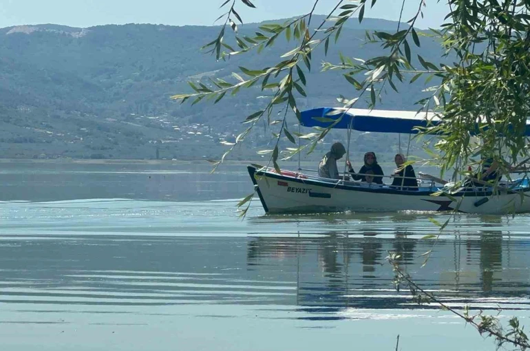 Uluabat Gölü’nün suları çekildi; Gölyazı’da hayat normale döndü