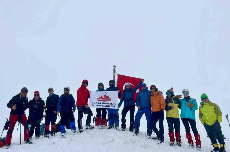 Uludağ’da mayısta kar sürprizi: 2 metre karda Türk bayrağı dalgalandı 