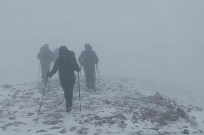Uludağ’da yılın ilk karını zirvede kutladılar