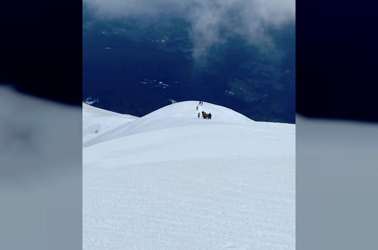 Uludağ’ın zirvesindeki donmuş Türk Bayrağını dağcılar değiştirdi