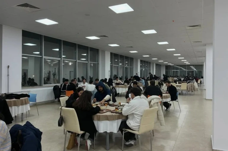 Uluslararası öğrenciler gönüllü rehberleriyle buluştu