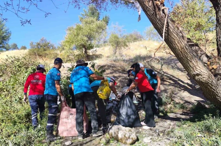 UMKE kampında ilk müdahale doğaya yapıldı: Çöpler toplandı, doğa nefes aldı