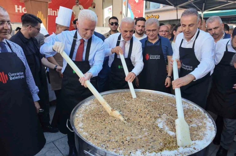 Ümraniye "Aynı Kazanda, Aynı Gönülde" buluştu: 20 bin kişiye aşure ikram edildi