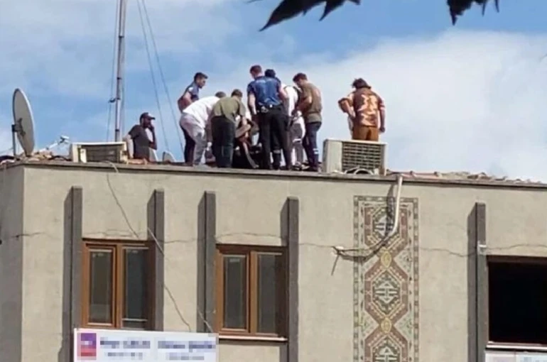 Ümraniye’de çatıya çıkan vatandaşı polis ikna etti