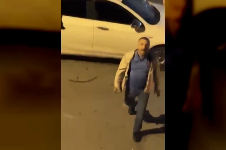 Ümraniye’de eşinin ve komşusunun otomobiline sopayla zarar veren kişi kamerada