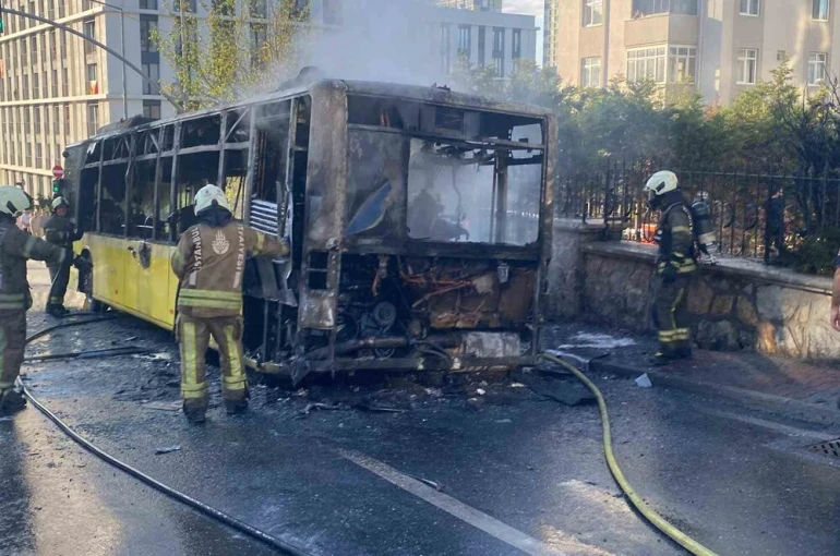 Ümraniye’de İETT otobüsü alev alev yandı