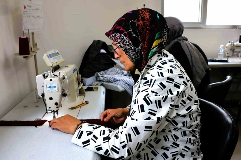 Ümraniye’de kumaşlar tasarıma, hayaller mesleğe dönüşüyor