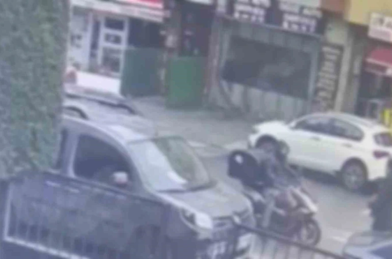 Ümraniye’de park halindeki motosikleti çalan şahıs seyir halinde yakalandı