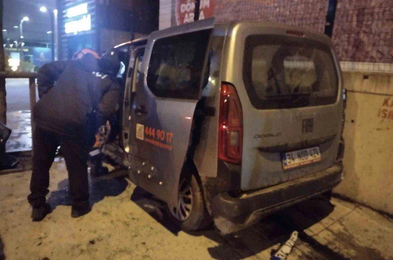 Ümraniye’de trafik kazası: 2’si ağır 3 yaralı