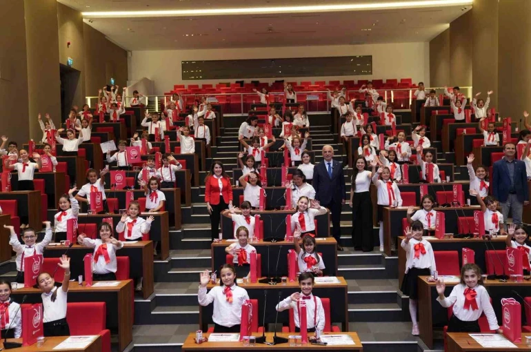 Ümraniye’de verilen söz tutuldu: 120 öğrenci tablet sahibi oldu