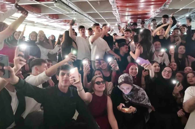 Ümraniyeli lise öğrencileri Boğaz turuyla mezuniyet coşkusunu yaşadı