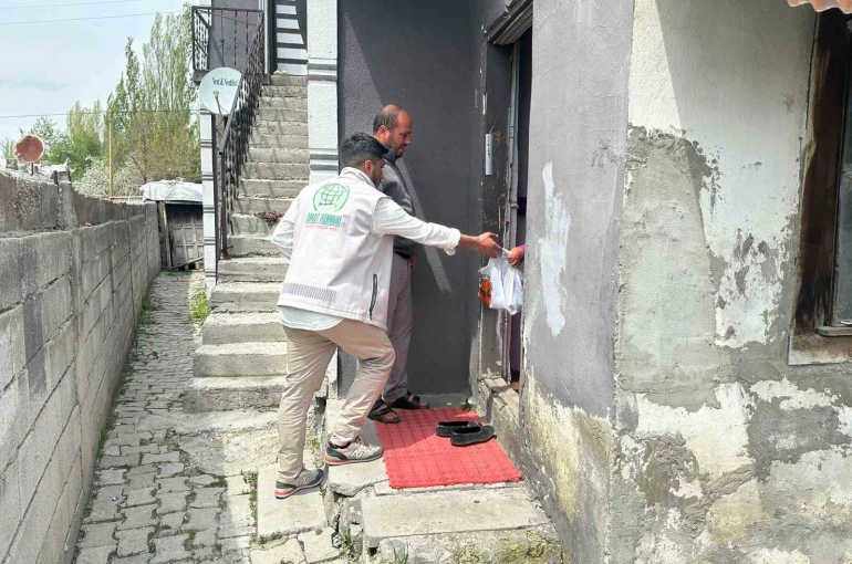 Umut Kervanı Ağrı’da yüzlerce hanenin sofrasına kurban eti ulaştırdı 
