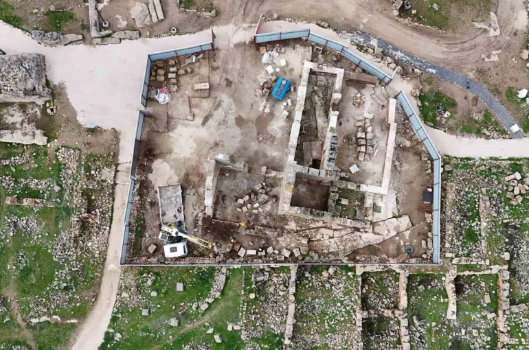 UNESCO Dünya Mirası Geçici Listesi’nde yer alan Zerzevan Kalesi’nde restorasyon çalışmaları devam ediyor 