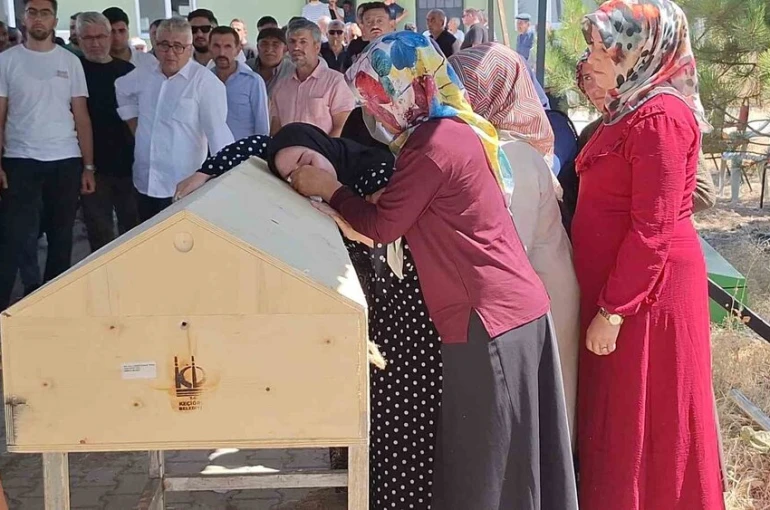 Üniversite kaydı için çıktıkları yolda yanarak can veren babaanne, oğlu ve torunu toprağa verildi