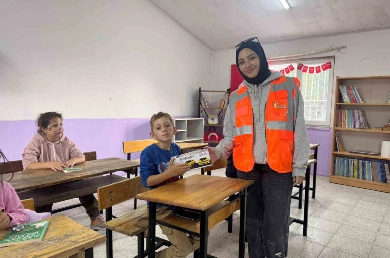 Üniversite öğrencileri 6 öğrencili köy okulunu yeniledi