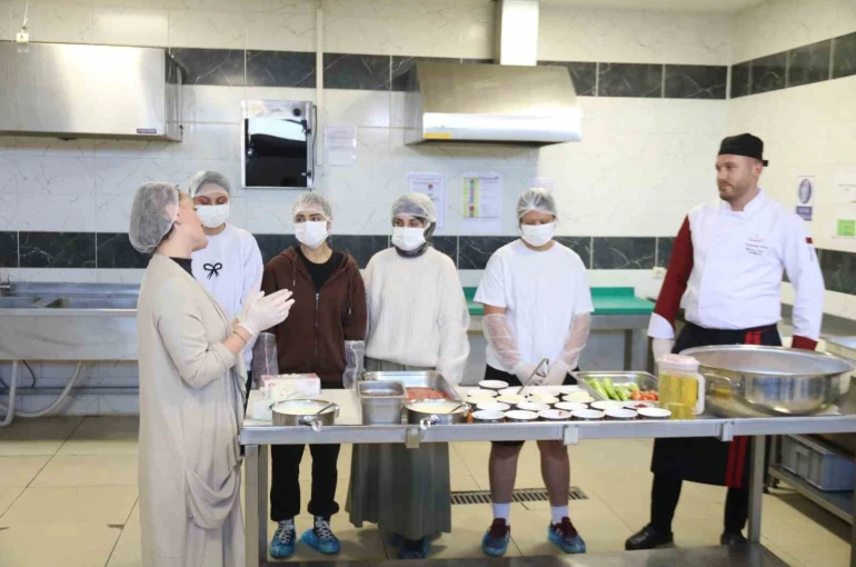 Üniversite öğrencileri Eskişehir’in yöresel lezzetleri için mutfağa girdi