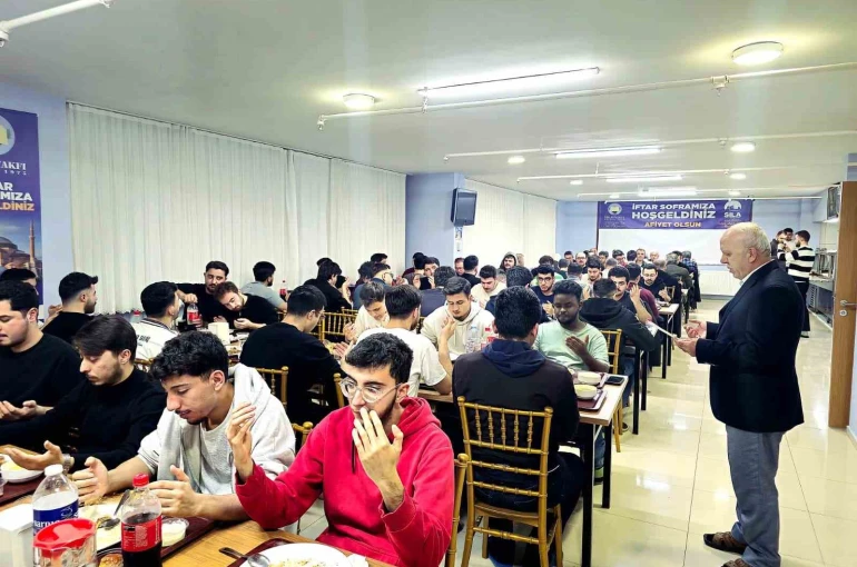 Üniversite öğrencileri iftar sofrasında buluşuyor