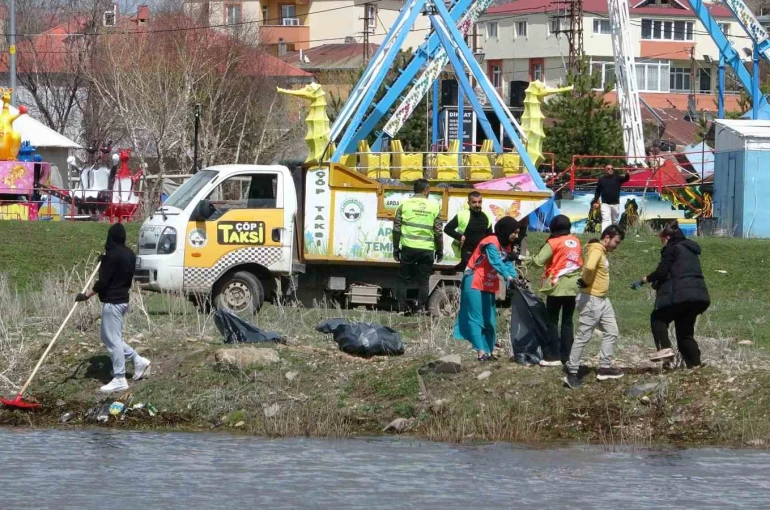 Üniversite öğrencileri, Kura Nehri çevresinde çöp topladı