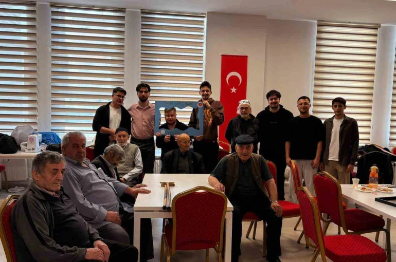 Üniversite öğrencilerinden huzurevinde gönüllere dokunan proje