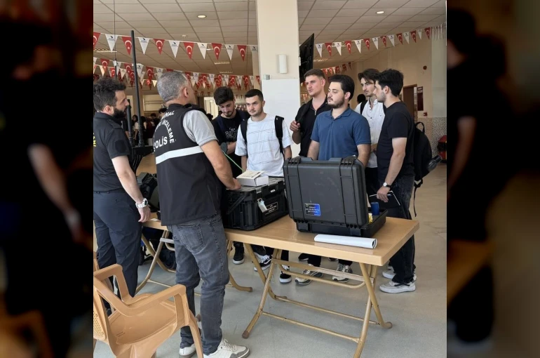 Üniversite öğrencilerine polisten bilgilendirme