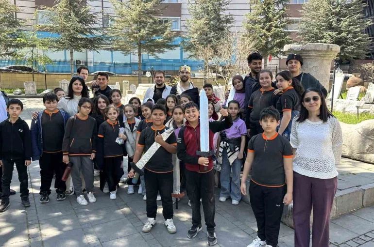 Üniversite öğrencilerinin yazıp sahnelediği oyun, miniklerden büyük alkış topladı