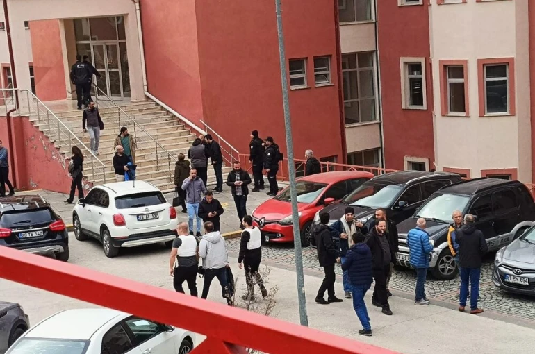 Üniversitede silahlı rehine krizi!